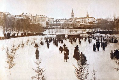 Залит каток. «Чёрное озеро» – основное место гуляний казанцев, по вечерам здесь играет музыка.