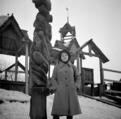 Построена детская игровая площадка в виде деревянной крепости. В 1990-е была снесена после сильного пожара.