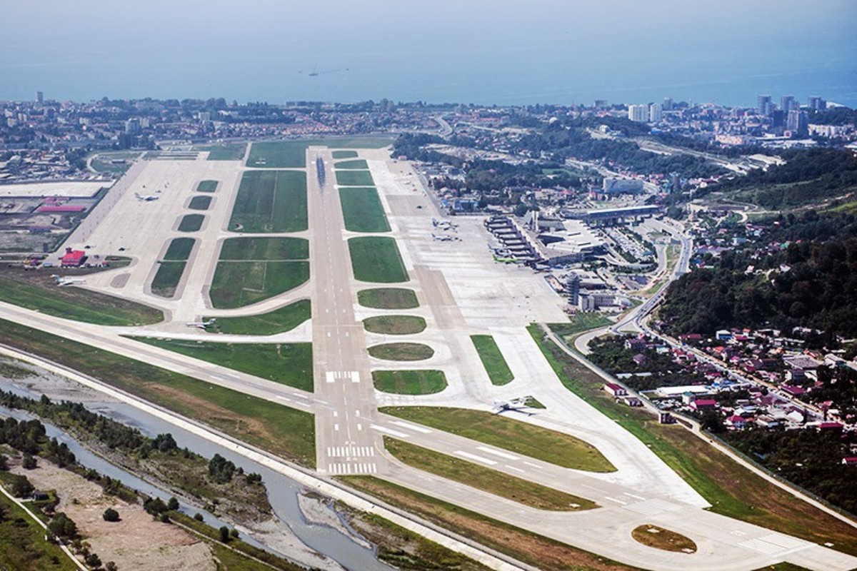 Аэропорт Сочи взлетно-посадочная полоса